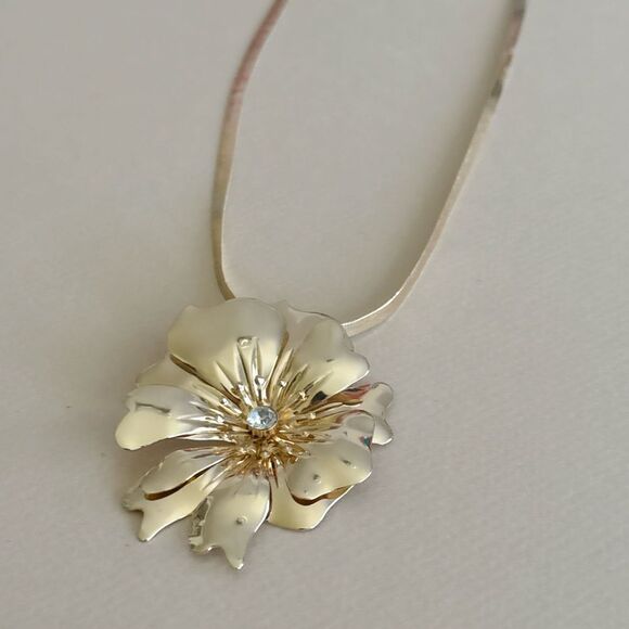 Elegant Gold Flower Necklace N1563 - Picture 3 of 3